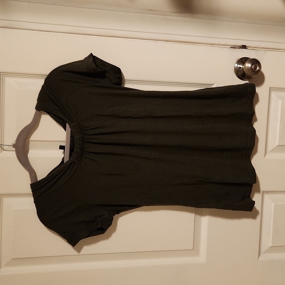 BCBGMaxAzria Tops - 𝅺BCBGMAXAZRIA lightweight hunter green short sleeve Top